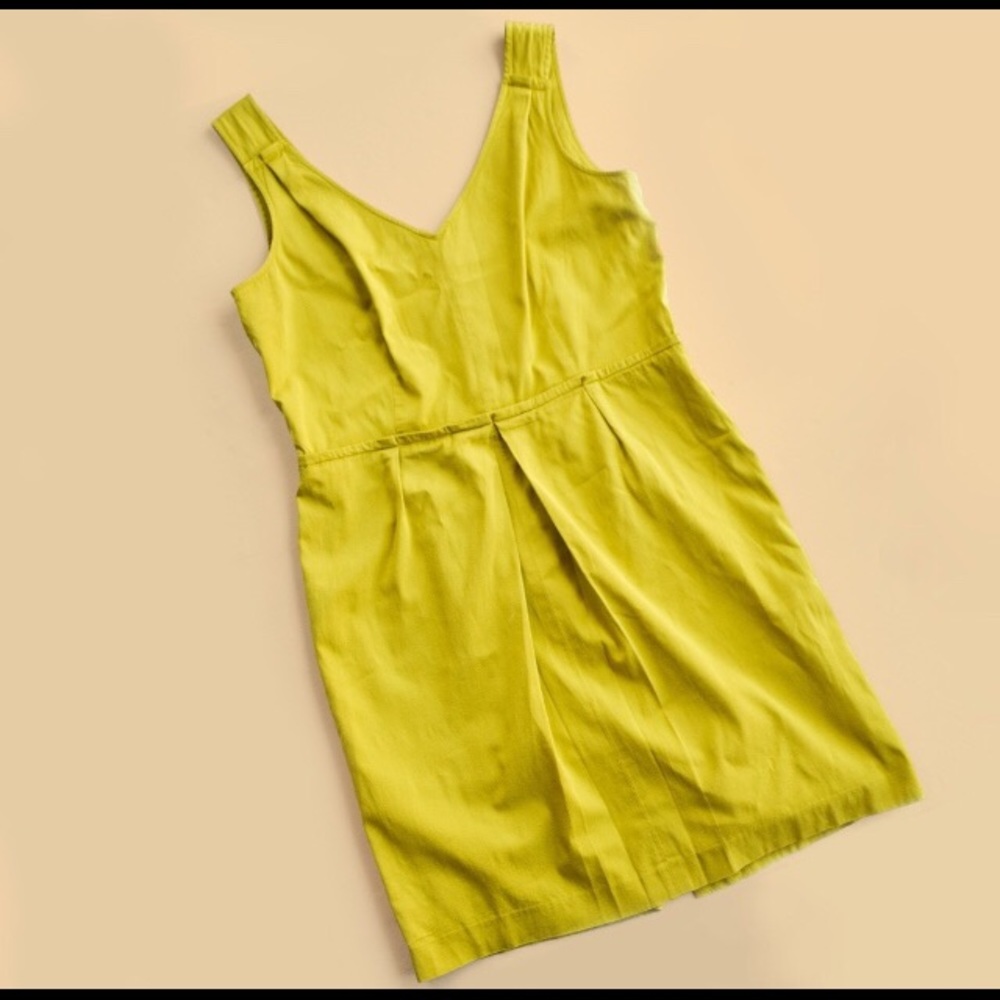 V-neck sleeveless dress in color lemon and size 16